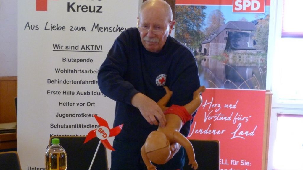 Jürgen Spieker vom DRK Wenden demonstrierte anhand einer Babypuppe die Beatmung und Wiederbelebung eines Säuglings. von privat