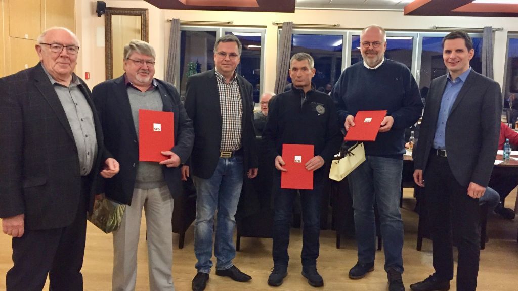 Der Vorsitzende des SPD-Ortsvereins (3. von links) und Bürgermeister Christian Pospischil (rechts) mit den Jubilaren Gerhard Jahn, Uwe Reiff und Uwe Beul sowie Walter Sinzig. von privat