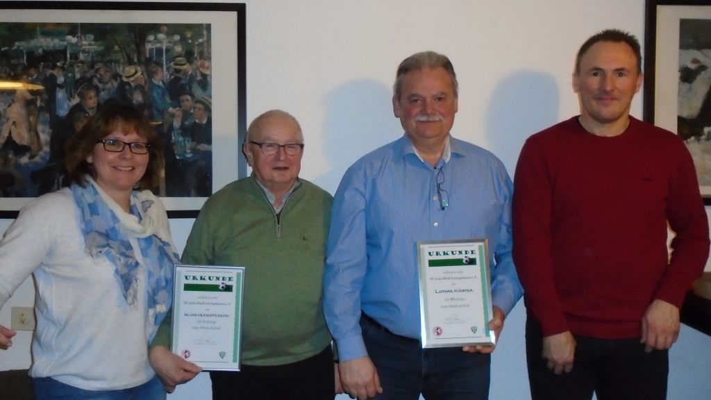 Nicole Rasche (links) und Dirk Rasche (rechts) ehrten Alois Hengstebeck (seit 60 Jahren Mitglied, 2. von links) und Lothar Köster (seit 50 Jahren Mitglied). von privat