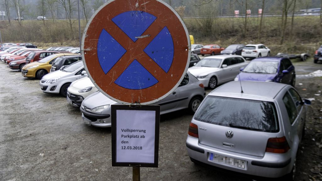 Die Stadt Lennestadt weist mit Schildern auf die Sperrung des Parkplatzes Schneidershof in Altenhundem hin. von s: Nils Dinkel
