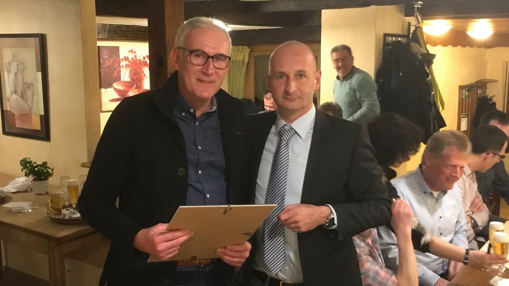Bei der Mitgliederversammlung des SV Fretter ist Rudi Klinkhammer (links) für die 50-jährige Vereinstreue ausgezeichnet worden. von privat