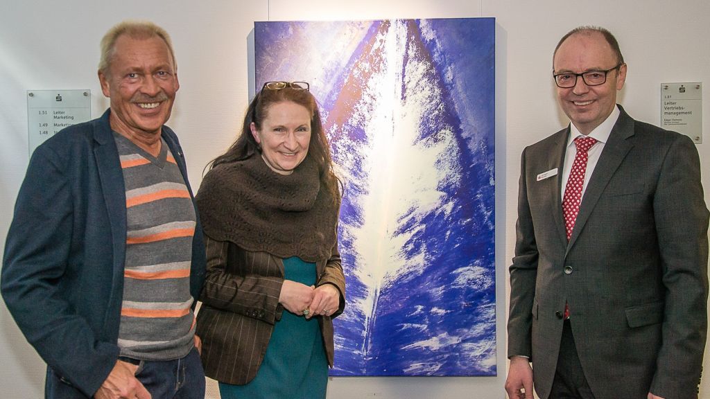 Künstler Arne Machel (links) mit Kunsthistorikerin Andrea Prislan, die die Einführungsrede hielt, sowie Sparkassendirektor Wilhelm Rücker. von Sparkasse Olpe