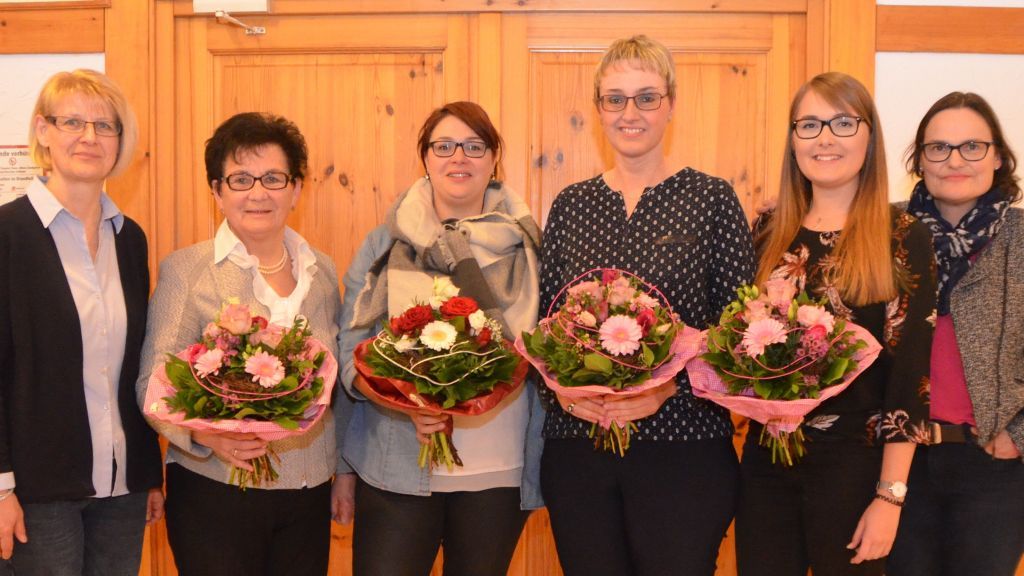 Dank an die Jubilare des Frauenchors: (von links)  Vorsitzende Christiane Rademacher, Maria Schönauer, Melanie Gördemann, Carmen Niederschlag, Kim-Marie Klein und Vorsitzende Marieluise Arns-Wiertz. von privat