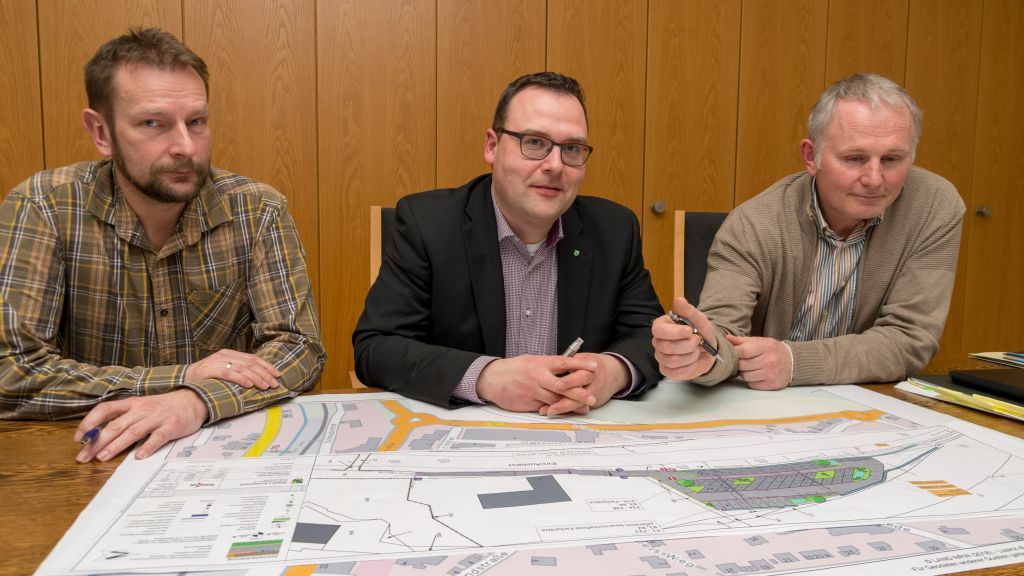 Ingo Wirth, Karsten Schürheck und Peter Quinke (von links) informierten über anstehende Baumaßnahmen in Altenhundem. von s: Nils Dinkel