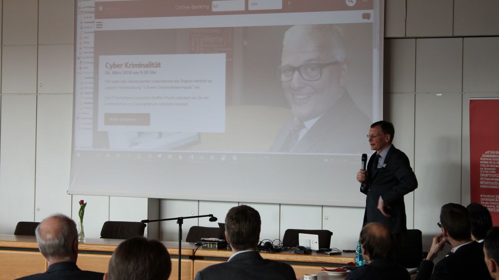 Steffen Frankl referierte zum Thema Cyber-Kriminalität. von Sparkasse Finnentrop