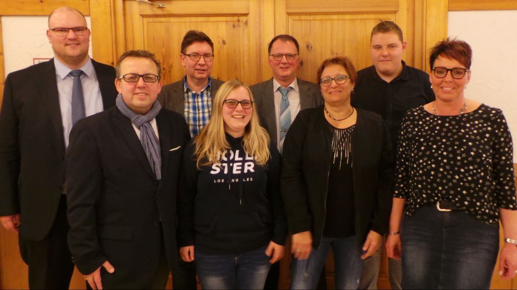 Abschied und Aufbruch im Vorstandsteam der Möllmicker Chöre: Daniel Hohleweg, Joachim Jung, Peter Kratzel, Sophia-Marie Jung, Otto Frohnenberg, Gabi Gördemann sowie Marcel und Iris Koch (von links) gehen voller Elan und Optimismus in die Arbeit des kommenden Vereinsjahres. von Jung