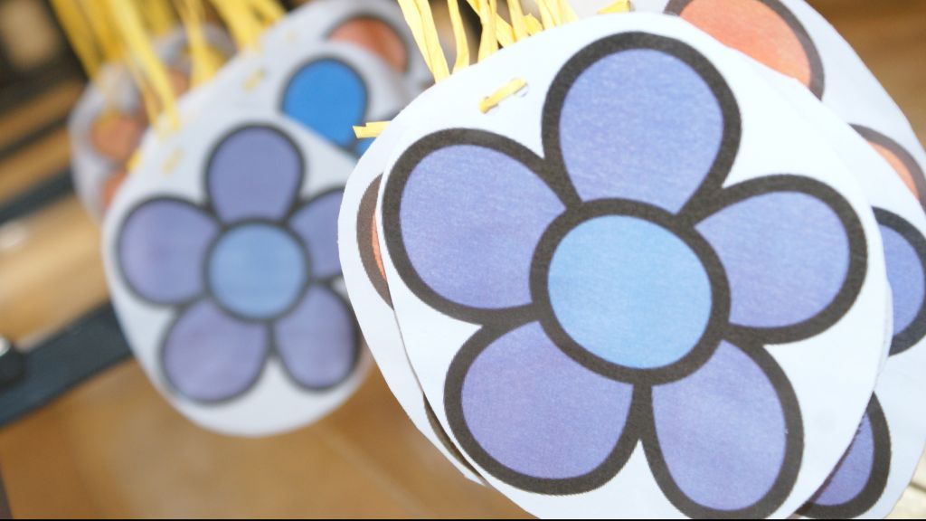 Nach jeder Andacht wird auf die Papier-Blumen der Kinder ein Symbol gemalt, mit dem an den Kern der Geschichte erinnert werden soll. von Privat