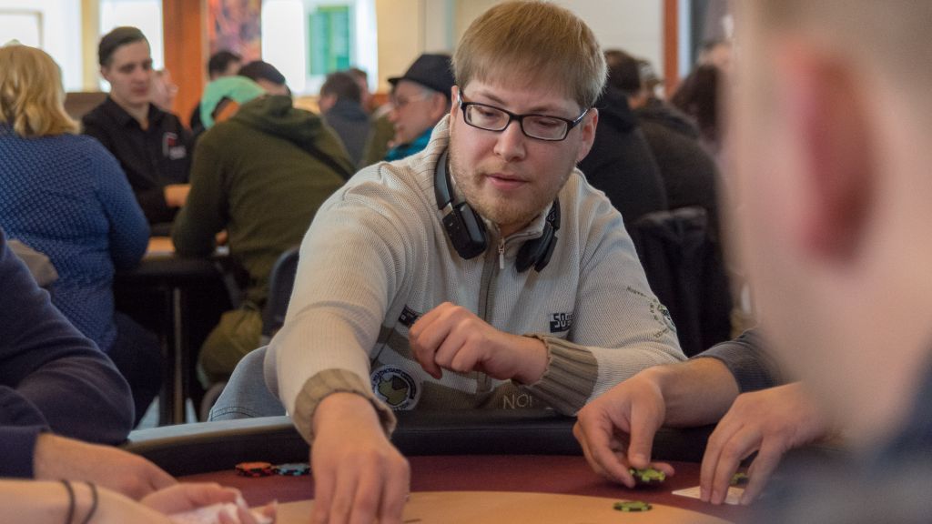 Nils Dinkel hat sich beim Charity-Poker-Turnier in Altenhundem an einen der Tische gesetzt. von Sinan Muslu