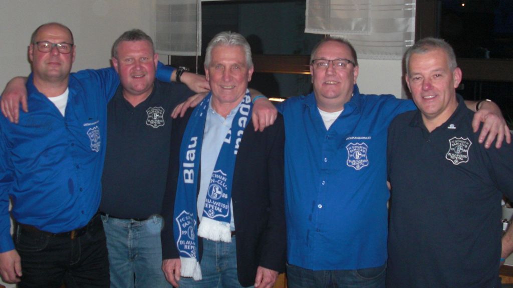 Als Ehrengast begrüßten die Blau-Weissen Schalke-Legende Klaus Fischer (Mitte). von privat