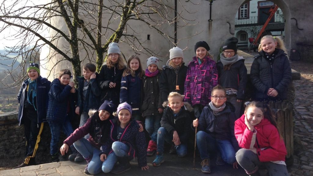 Gruppenfoto vor dem Tor zur Burg: Die Mädchen und Jungs erlebten zwei tolle Tage. von privat