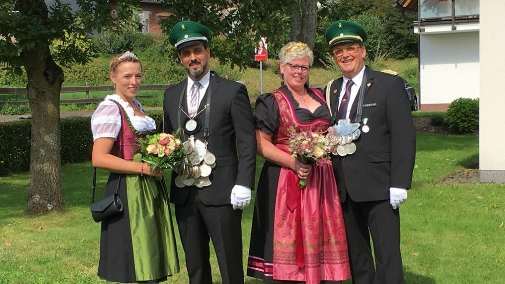 Die erste Amtshandlung der Majestäten Tanja und Bastian Lücking (links) sowie das Kaiserpaar Alexa und Andreas Wigger in diesem Jahr ist beim Josef's Tag. von Schützenverein