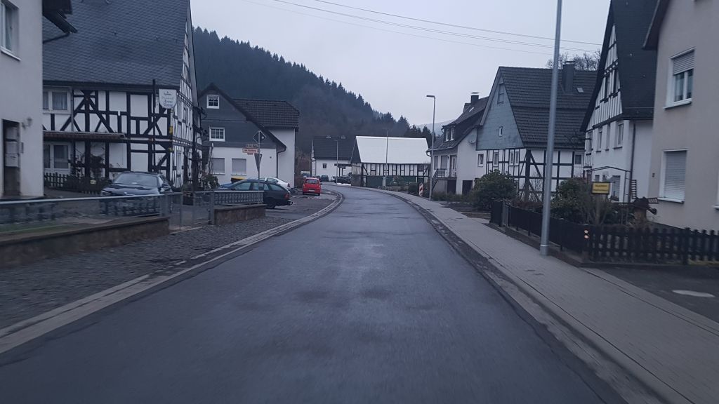 Die neu ausgebaute Straße im Unterdorf in Richtung Albaum: An der rechten Seite verläuft der Bürgersteig, links führt ein unbefestigter Schotterstreifen vorbei. von privat
