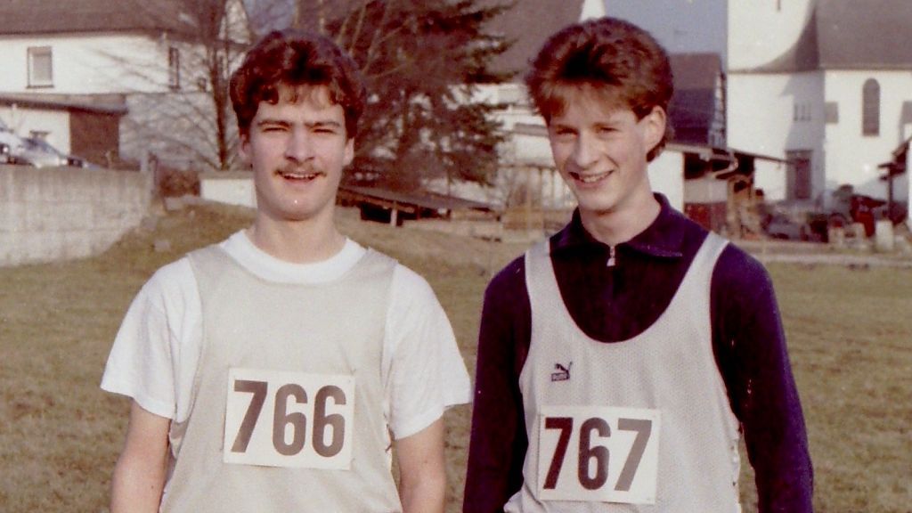 Martin Kuhlmann (rechts) mit Ludger Kiner zu ihrer aktiven Zeit als Leichtathleten. Beide gehörten der LG Lennestadt/Bilstein an. von privat