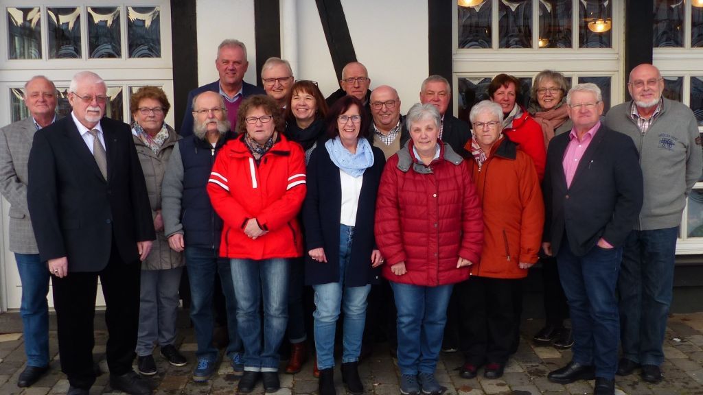 Der Vorstand des VdK-Ortsverbands Wenden: (von links)
Gerd Willeke, Karl-Hermann Klaus, Maria Rasche, Franz Josef Bröcher, Willi Solbach, Hannelore Holterhof, Karl-Heinz Fries (Kreisverband), Karin Schade, Inge Löhr, Reimund Stricker, Reimund Halbe, Ilona Bröcher, Rudi Bongers, Waltraud Hausmann, Beate Gipperich, Angelika Theile, Wolfgang Kneuper und Rolf Arndt. von privat