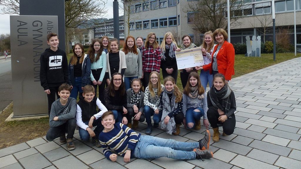 Schüler des ASG Plettenberg übergeben die Spende an Luzia Richter vom Deutschen Kinderhospizverein. von privat