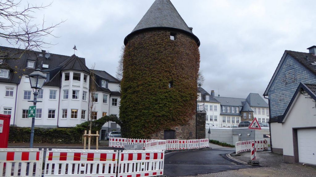 Nach der witterungsbedingten Winterpause werden die Baumaßnahmen am Bieketurm wieder aufgenommen. von Hansestadt Attendorn