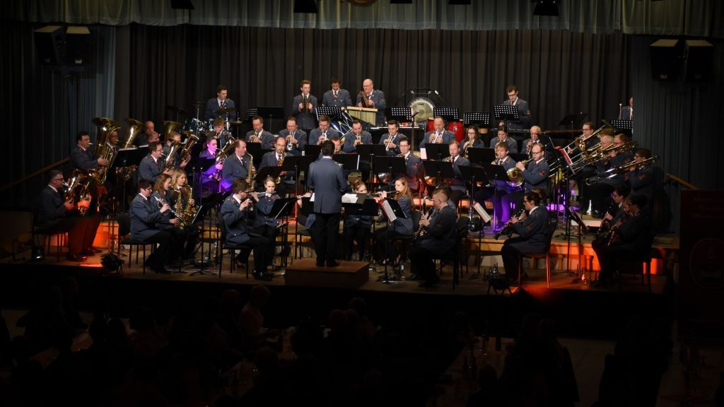 Die rund 50 Musiker des Musikvereins Rinsecke-Oberhundem unter der Leitung von Dominik Steinhanses beim letztjährigen Frühlingskonzert in der Gemeinschaftshalle Oberhundem. von Daniel Hüttmann