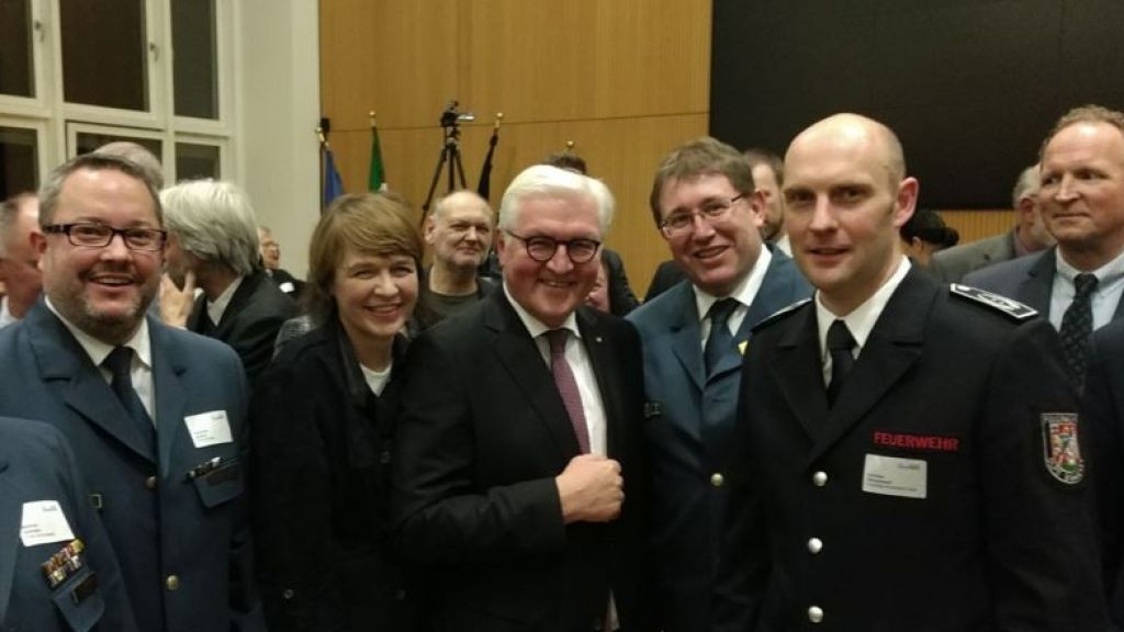 Bundespräsident Frank-Walter Steinmeier (Mitte) mit Sebastian Solbach (2. von links) und Christian Hengstebeck (2. von rechts). von Boris Golz