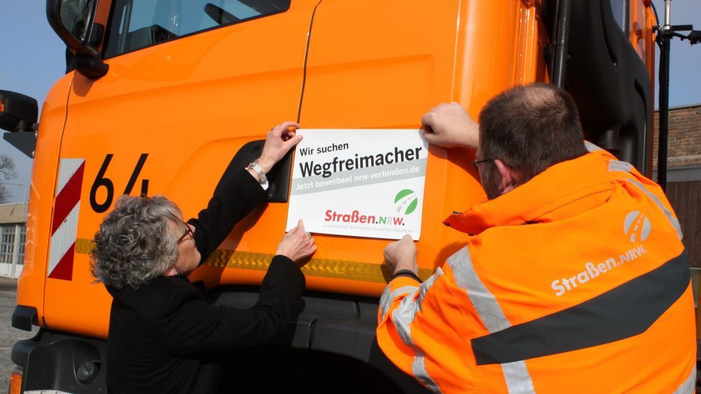 Der Landesbetrieb nutzt bei der Suche nach Beschäftigten auch eigene Fahrzeuge als Plattform für "Stellenanzeigen". von Straßen.NRW