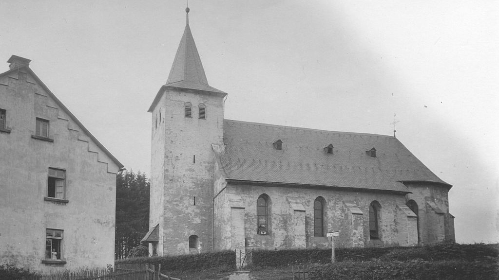 Am Beispiel der Gegend „rund um den Kohlhagen“ wird in der dritten Offenen Heimat-Werkstatt dem Landschaftswandel nachgegangen, hier die Wallfahrtskirche im Jahr 1920. von Gemeindearchiv Kirchhundem