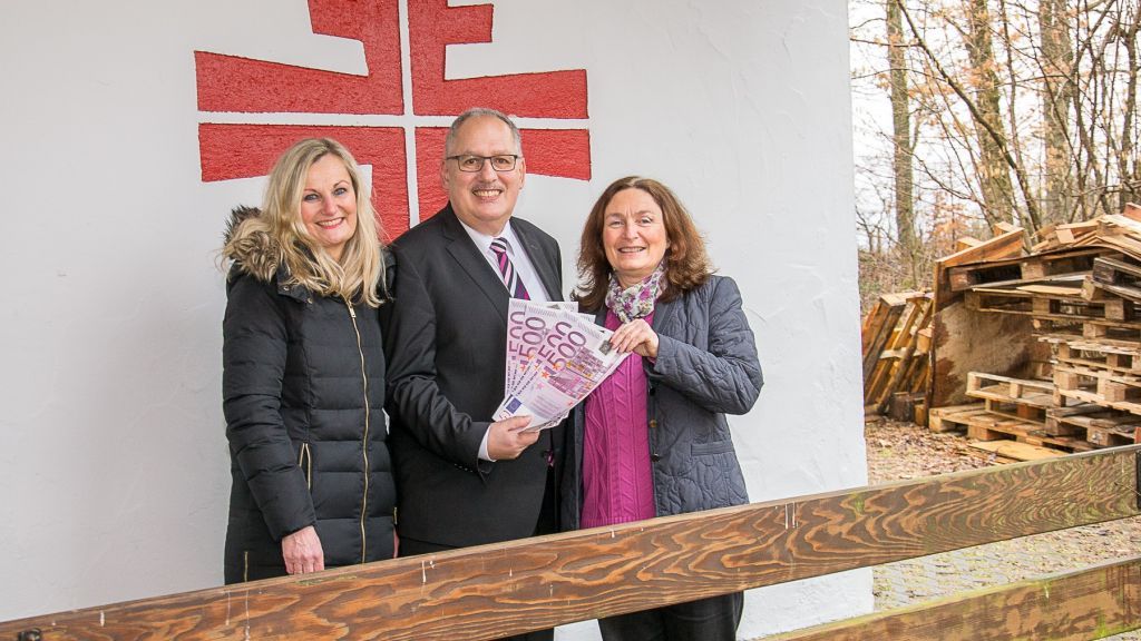 Werner Rudolph, Leiter Privatkunden Olpe (Mitte), überreichte kürzlich die symbolischen Geldscheine an Susanne Moess, Geschäftsführerin (links), sowie Raphaele Voss, erste Vorsitzende des TVO (rechts). von Sparkasse ODW