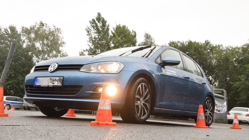 Übung macht den Meister: Im Verkehrs-Sicherheits-Zentrum Olpe lassen sich unterschiedliche Herausforderungen des Straßenverkehrs trainieren - und auch Extremsituationen. von Sven Prillwitz