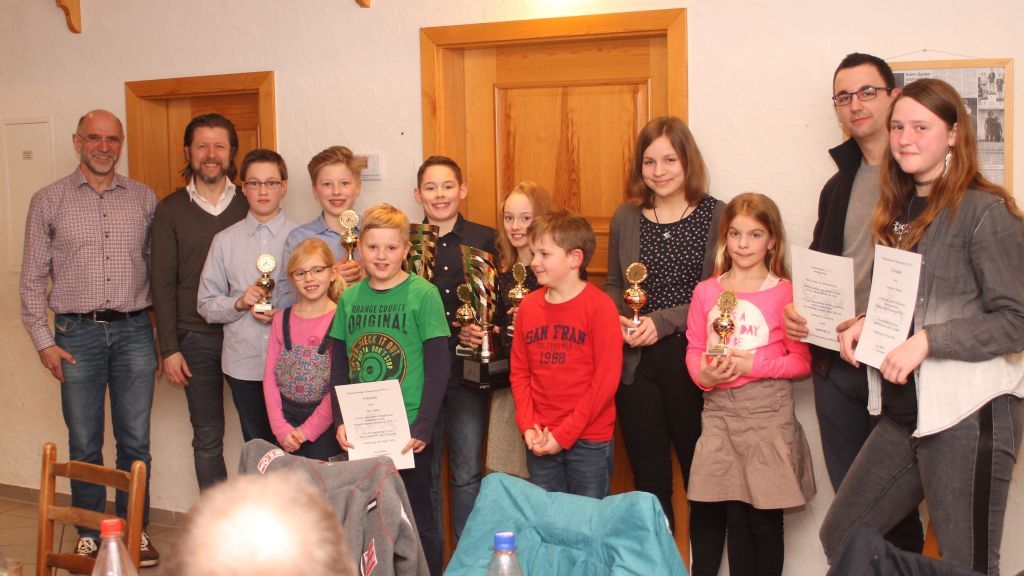 Schwimmwart Gerd Kowalzik und 1. Vorsitzender Jörg Hesse mit den geehrten Schwimmerinnen, Schwimmern und Jubilaren Dennis Brune, Emily Döbbeler, Leo Hesse, Max Jopke, Nils Rüsche, Jana Rüsche, Mats Mennekes, Viktoria Lißek, Hermine Lißek, Patrik Grotmann und Franziska Melbert (v.l.) von privat