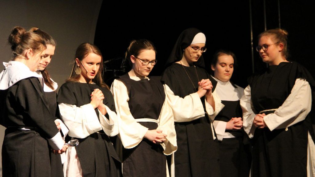 Deloris' (3. von links) erster Versuch ein Gebet zu sprechen - für die Obernonne eine Katastrophe, für die Zuschauer ein Vergnügen. von Kerstin Sauer