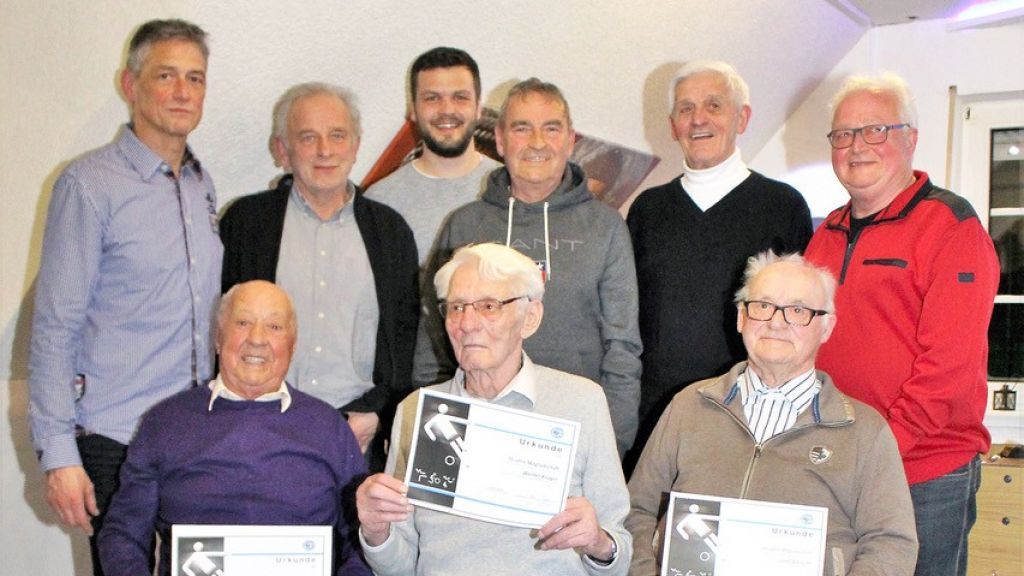 hinten v.l.: Karl-Heinz Ax, Wilhelm Soemer, Jens Hüttmann, Gerd Hochstein, Hubert Schulte, Reinhard Alberti.
(v.l.) Hugo Köhler, Werner Krüger, Josef Albrecht. von privat