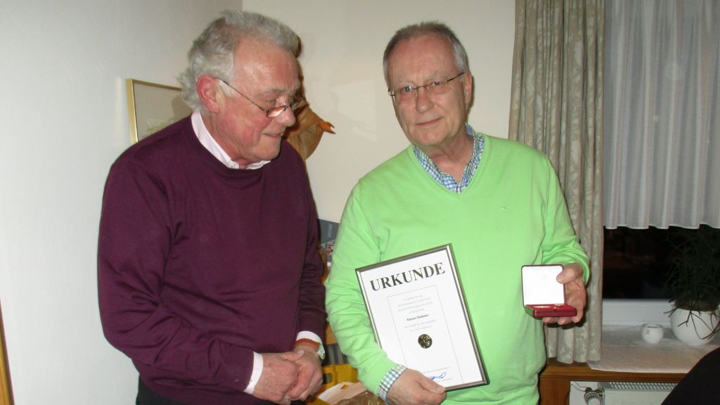 Rainer Dettmer (rechts) erhielt seine Ehrung vom 1. Vorsitzenden Hanns-Jürgen Staude. von privat