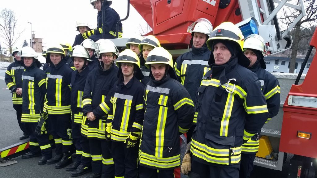 Praktische Erfahrungen sammelten die Teilnehmer des Grundausbildungslehrgangs. von Feuerwehr Olpe