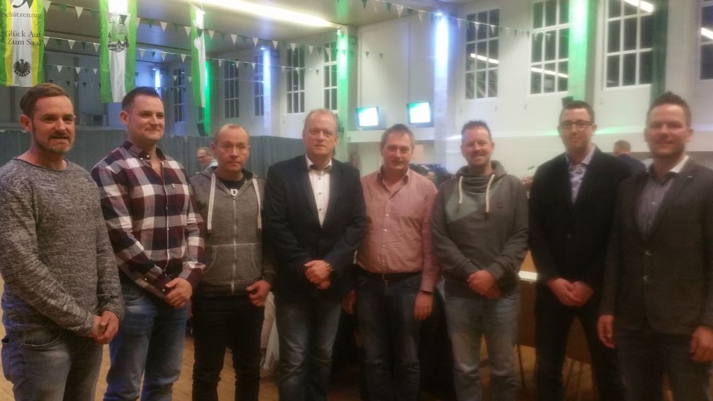 Wahlen bei den Meggener Schützen: (von links) Mike Wellnowski, Dennis Wellnowski Markus Huxoll, Thorsten Stachelscheid (Vorsitzender), Achim Friedrichs, Karsten Düsing, Marcel Bettendorf und Daniel Hardebusch (Major). von privat