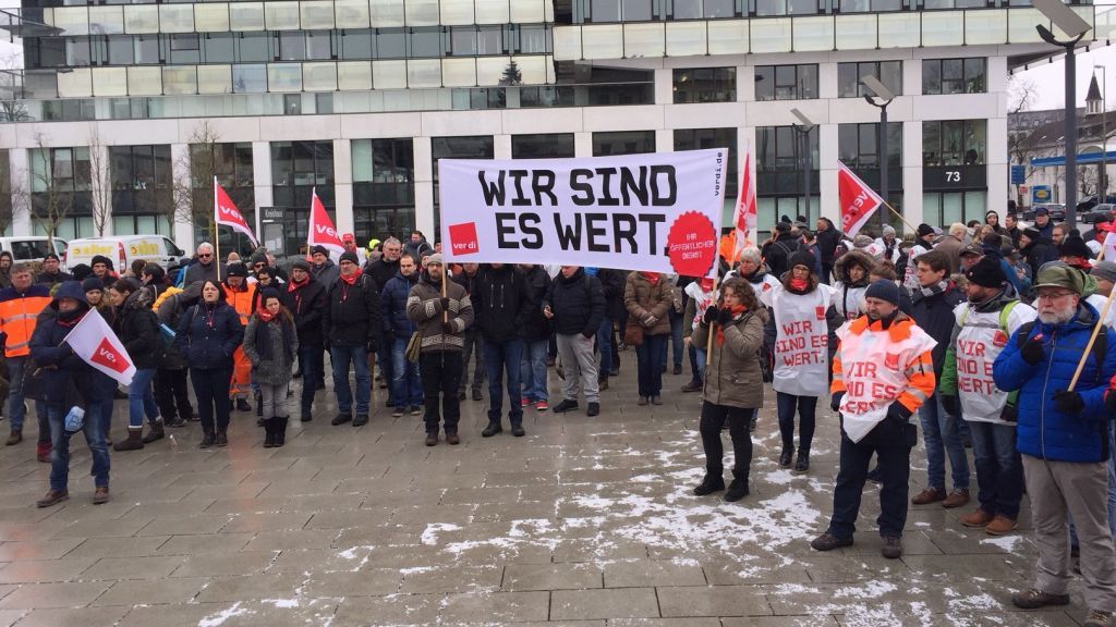 Warnstreik in Siegen: Etwa 200 Beschäftigte gingen auf die Straße. von ver.di