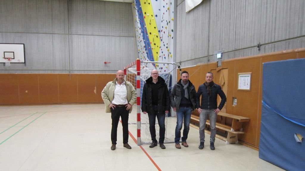 Bürgermeister Andraes Reinery, Beigeordneter Tobias Middelhoff sowie Björn Jarosz und Frank Vollmer vom Bauamt in der Kirchhundemer Sporthalle. von Gemeinde Kirchhundem