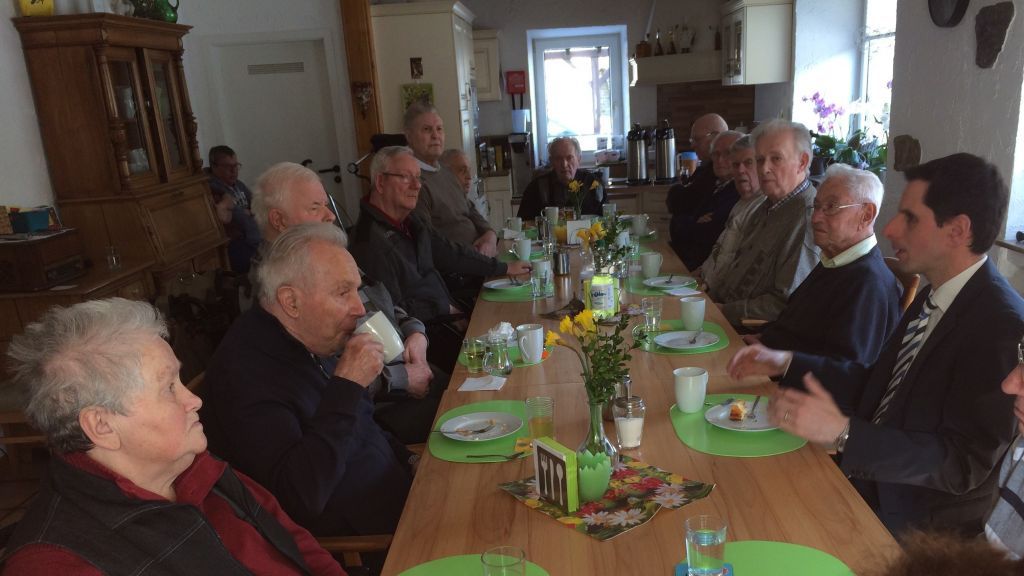 Attendorns Bürgermeister Christian Pospischil hat sich Zeit für die Senioren in der Tagespflege Repetal genommen. von privat