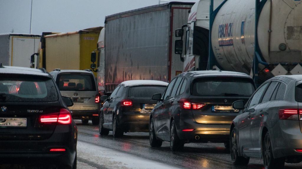 Bereits ab Freitagnachmittag müssen sich Verkehrsteilnehmer  auf den Autobahnen auf mehr Verkehr als sonst einstellen. von Symbol Sven Prillwitz