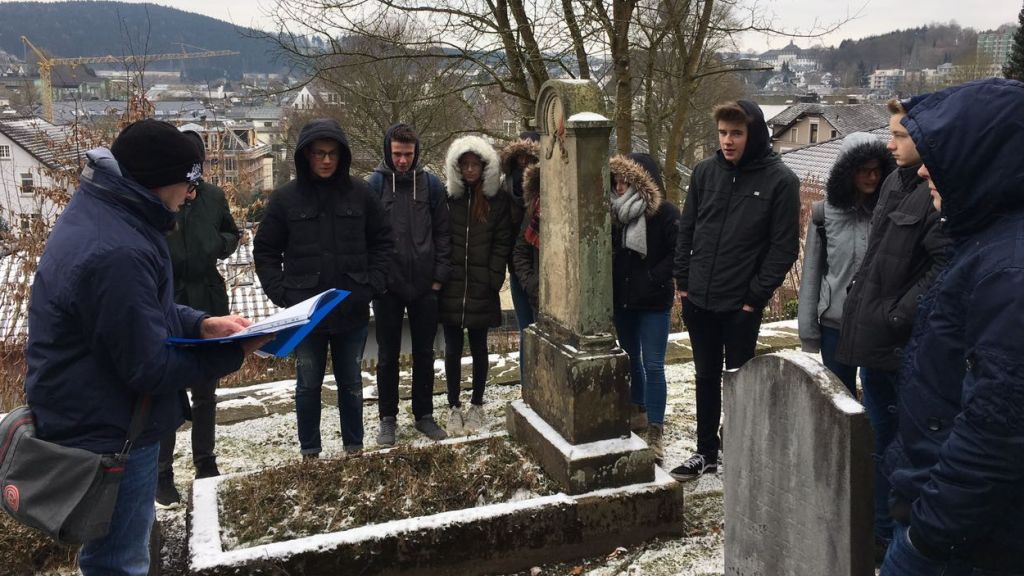 Einige Schüler des St.-Ursula-Gymnasiums nahmen erfuhren jetzt spannende und berührende Geschichten bei einer Führung über den jüdischen Friedhof. von privat
