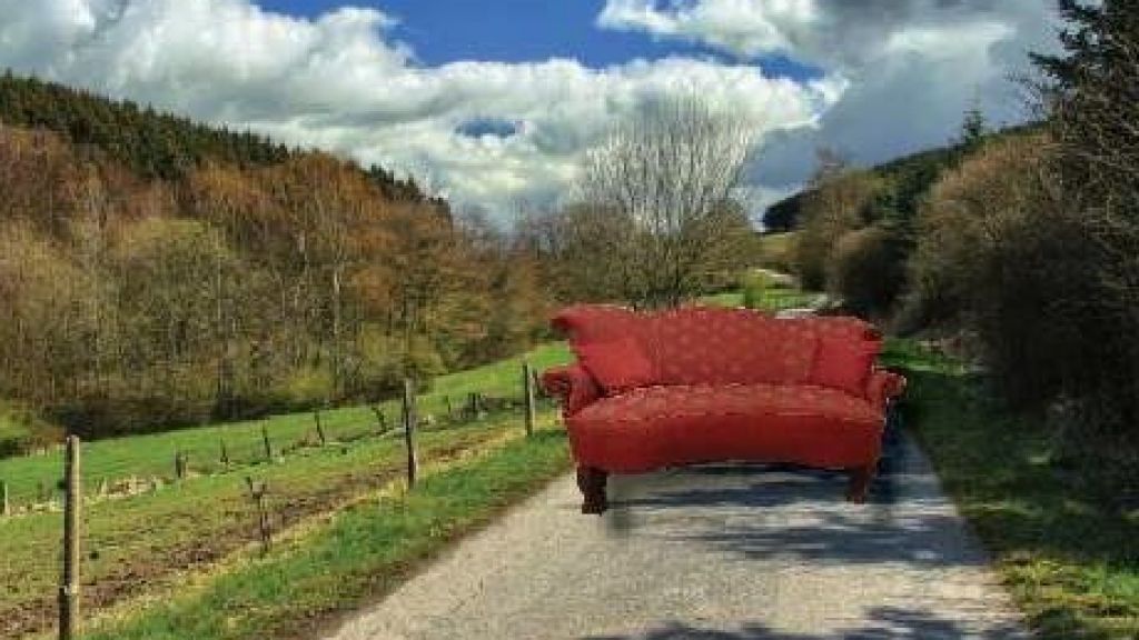 Runter von der Couch und ab zu Camino: So wirbt der Caritas-Hospizdienst für die Teilnahme an den Info-Abenden. von privat