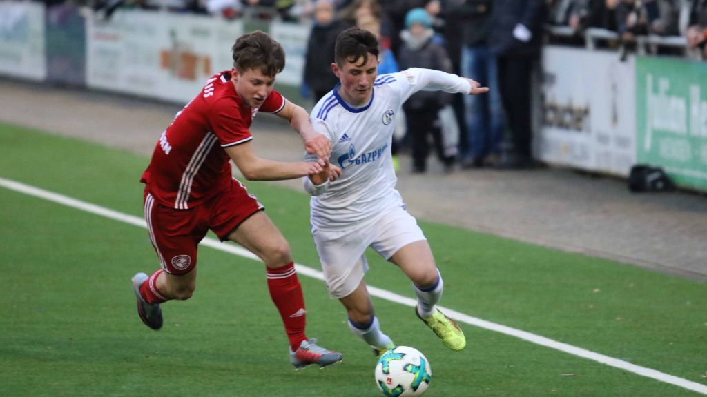 Die Hünsborner A-Junioren (in Rot) machten den Schalkern vor allem in Durchgang eins mit einer konzentrierten Defensivleistung das Leben schwer. von Lukas Simon