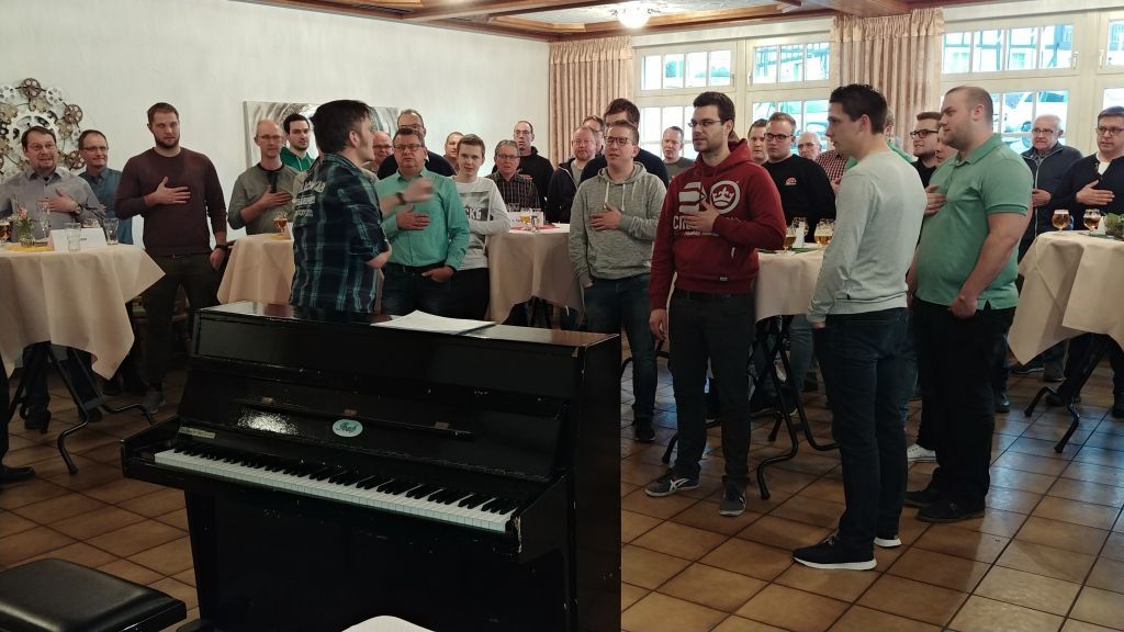 Chorleiter Volker Arns freute sich, einige am Gesang interessierte Männer begrüßen zu können. von privat