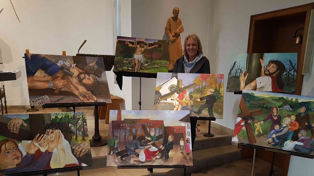 Die Heider Künstlerin Ilona Weber mit einigen Gemälden ihrer Kreuzwegdarstellung. von privat