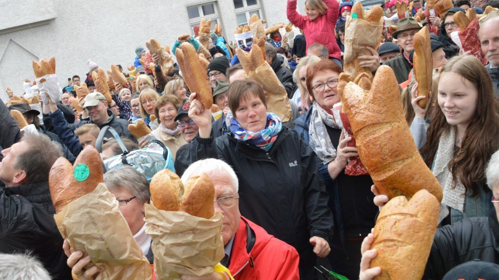 Tausende lassen an Karsamstag wieder ihren Ostersemmel segnen. von Barbara Sander-Graetz