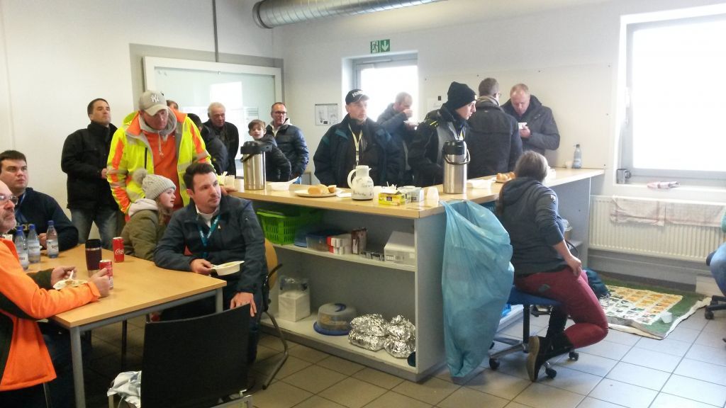 Ein Teil der Helfer des AMC Olpe im Versorgungsraum am Nürburgring. von privat