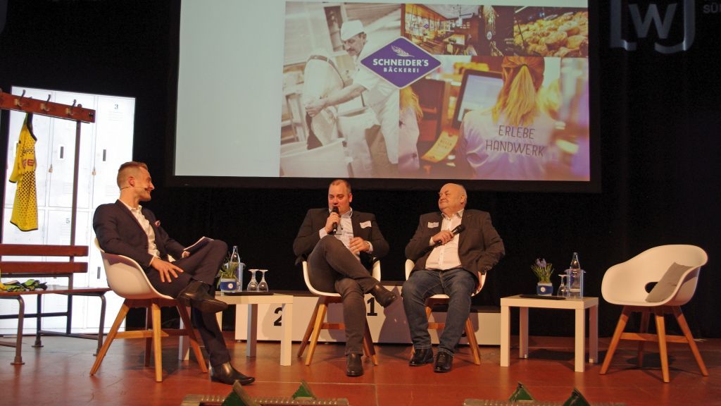 „Übergabe einer der spannendsten Momente": Philipp und Reinhard Schneider im Gespräch mit Stefan Fuckert (links). von privat