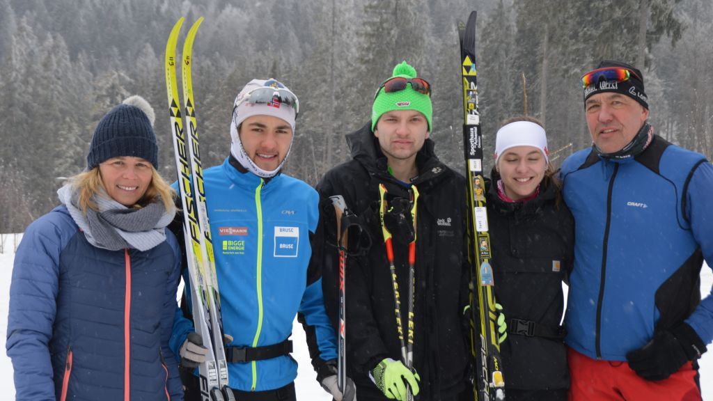Die Teilnehmer des TV Attendorn beim Langlaufwettkampf Skadi-Loppet im Bayrischen Wald. Auf dem Bild sind von links nach rechts Sabine Selter, Benjamin Selter, Manuel Schöttes, Lea und Uli Selter zu sehen. von privat