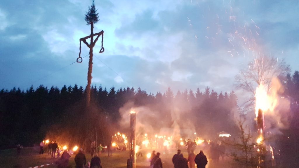 Das Osterfeuer in Windhausen wird am Sonntag, 1. April, wieder feierlich abgebrannt. von Jörg Steinberg
