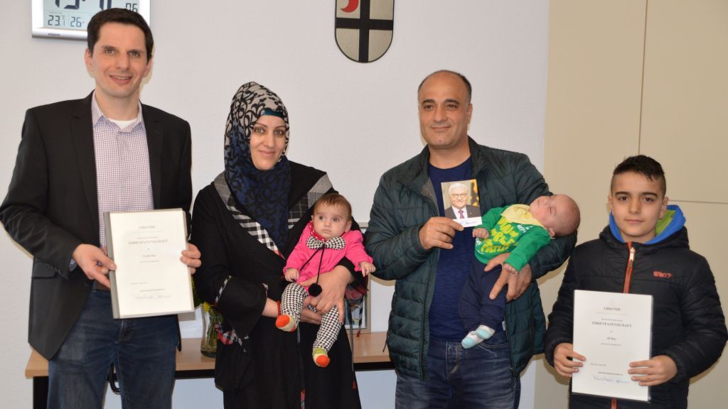 Bürgermeister Christian Pospischil (links) gratuliert den Eheleuten Ramazan und Firdevs Koç aus Attendorn mit den Zwillingen Ceyda und Ali sowie dem großen Bruder Orhan. von Barbara Sander-Graetz