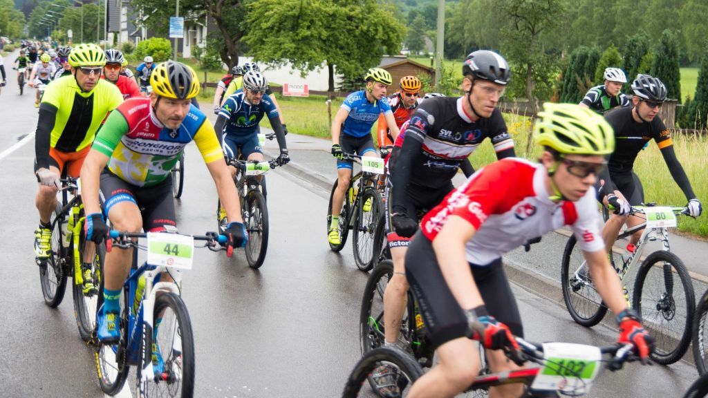 Eine etwa 50-köpfige Gruppe Radfahrer kehrt am Gründonnerstag in Olpe ein. Sie sind auf „Tour de Jugendhilfe“ und strampeln 60 bis 120 Kilometer täglich in die Pedale von Symbol Nils Dinkel
