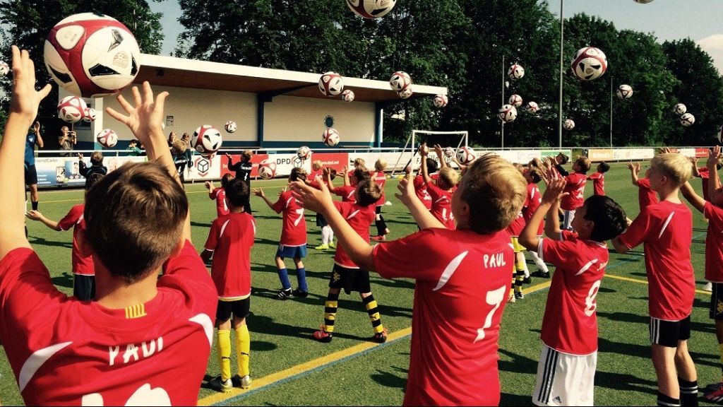 Tausende Kinder nehmen jährlich an der Schulung der Fußballfabrik teil. Nun kommt sie nach Attendorn. von Fußballfabrik Deutschland GmbH