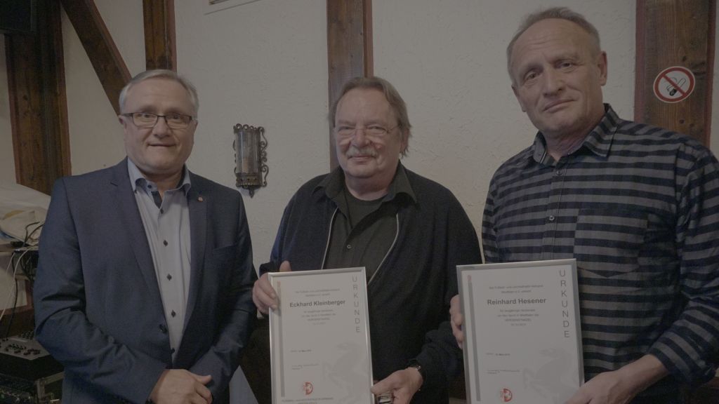 Der FLVW-Kreisvorsitzende Joachim Schlüter zeichnete Eckhard Kleinberger und Reinhard Hesener (von links)mit der silbernen FLVW-Nadel aus. von SV Heggen